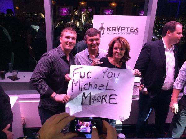 Sarah Pallin le manda saludos a Michael Moore