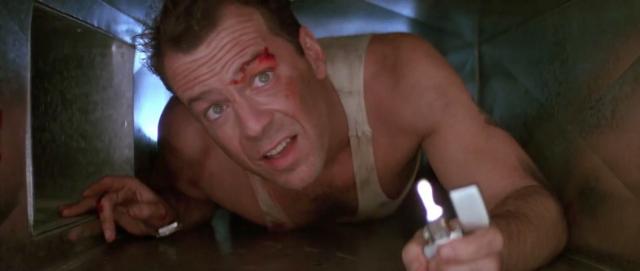 Bruce Willis pasándolas putas en La jungla de cristal