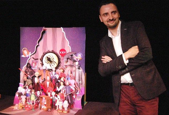 Josemi Beltrán con los muñecos del cartel
