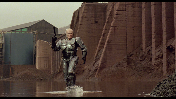 Robocop camina sobre las aguas