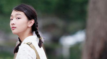 Fotograma de Amor bajo el espino blanco