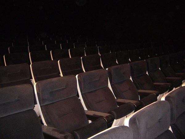 Butacas vac&iacute;as de cualquier cine