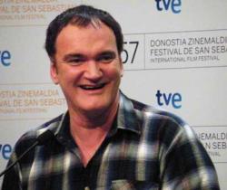 Quentin Tarantino bromea y sonríe