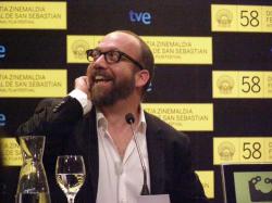 Paul Giamatti se ríe con el traductor